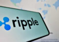 Teléfono inteligente que refleja el logo de Ripple.