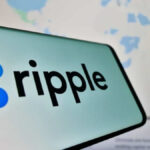 Teléfono inteligente que refleja el logo de Ripple.