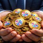 Empresario sosteniendo monedas doradas de criptomoneda con logo de Sky en entorno bursátil.