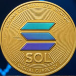 Una moneda dorada de Solana sobre grรกficos de precios.