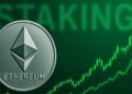 Una moneda física de Ethereum con gráficas verdes y la palabra staking de fondo.