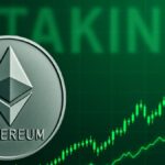 Una moneda física de Ethereum con gráficas verdes y la palabra staking de fondo.