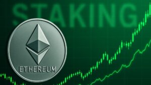 Una moneda física de Ethereum con gráficas verdes y la palabra staking de fondo.