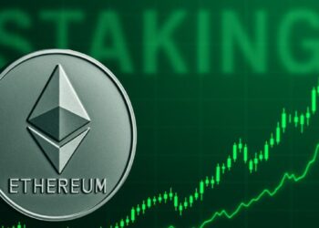 Una moneda física de Ethereum con gráficas verdes y la palabra staking de fondo.