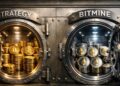 Bรณvedas abiertas de Strategy y BitMine con monedas fรญsicas de bitcoin y ether en estilo realista.