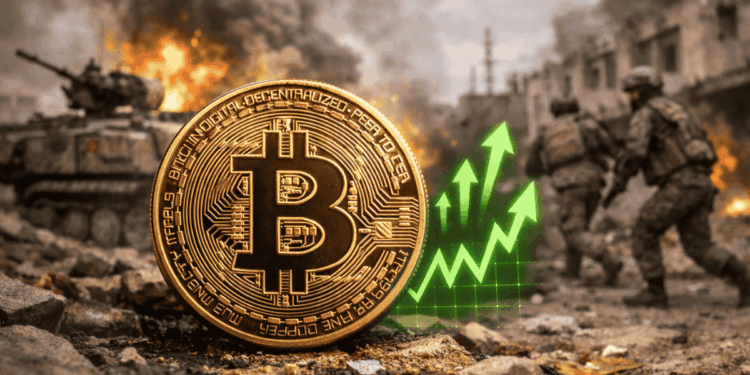 En primer plano: moneda de bitcoin y flechas verdes hacia arriba. En el fondo: imágenes genéricas de guerra.