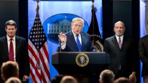 Fotografรญa del presidente estadounidense Donald Trump en rueda de prensa.