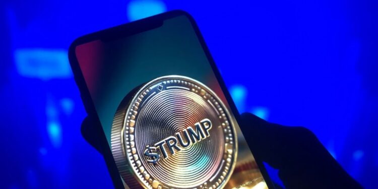 Teléfono con la memecoin TRUMP en su pantalla.
