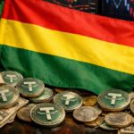 Bandera de Bolivia, con dólares alrededor y monedas de USDT. Y gráficas mixtas en el fondo.