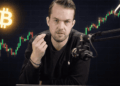 Michael van de Poppe hablando. En el fondo hay un gráfico del precio de bitcoin subiendo.