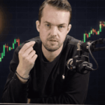 Michael van de Poppe hablando. En el fondo hay un gráfico del precio de bitcoin subiendo.