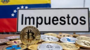 Monedas físicas de bitcoin y criptomonedas, junto a la bandera de Venezuela y un cartel que dice "Impuestos".