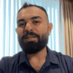 Vugar Usi hablando durante una entrevista.