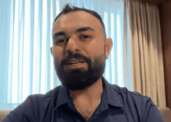 Vugar Usi hablando durante una entrevista.