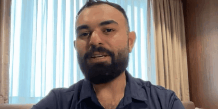 Vugar Usi hablando durante una entrevista.