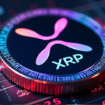 Una moneda física de XRP sobre gráficos de precio.