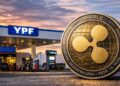 Una estación de YPF junto a una moneda de XRP de Ripple Labs.