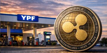 Una estación de YPF junto a una moneda de XRP de Ripple Labs.