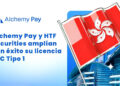 Banner promocional de Alchemy Pay anunciando que junto a HTF Securities amplían su licencia SFC tipo 1, a su derecha una bandera de Hong Kong ondeando