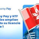 Banner promocional de Alchemy Pay anunciando que junto a HTF Securities amplรญan su licencia SFC tipo 1, a su derecha una bandera de Hong Kong ondeando