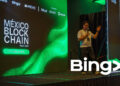 Escenario de la México Blockchain Week 2026, con un speaker en el, y en la esquina inferior derecha el logo de Bingx