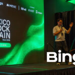 Escenario de la Mรฉxico Blockchain Week 2026, con un speaker en el, y en la esquina inferior derecha el logo de Bingx