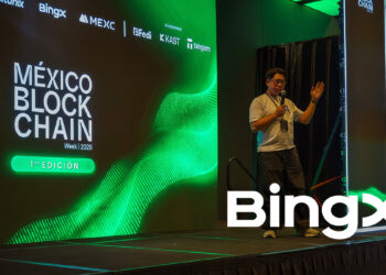 Escenario de la México Blockchain Week 2026, con un speaker en el, y en la esquina inferior derecha el logo de Bingx
