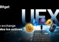 Banner de Bitget, exchabge universal. A la derecha el planeta tierra, detrás UEX (Universal Exchange) delante la silueta de un hombre contemplando el mundo, parado sobre un celular gigante del que salen activos, tanto cripto como tradicionales