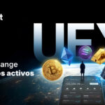 Banner de Bitget, exchabge universal. A la derecha el planeta tierra, detrás UEX (Universal Exchange) delante la silueta de un hombre contemplando el mundo, parado sobre un celular gigante del que salen activos, tanto cripto como tradicionales