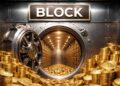 Bóveda abierta con el nombre “BLOCK” llena de monedas físicas de bitcoin apiladas.