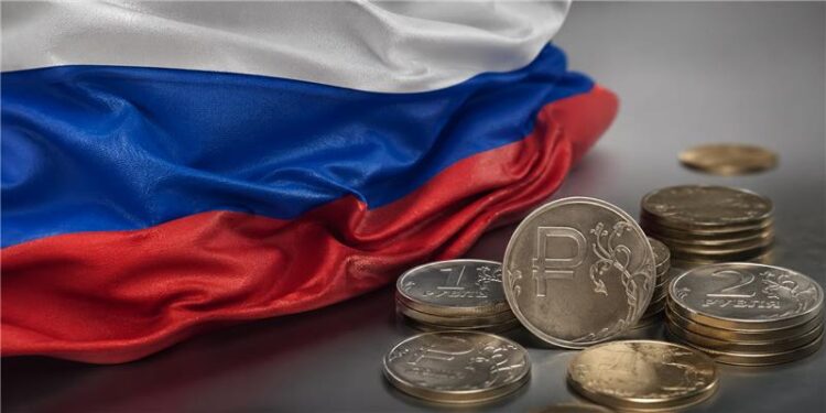Bandera de Rusia al lado de unas monedas, del rublo.