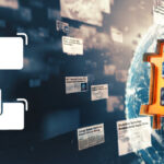 Símbolo de CriptoNoticias grande en blanco, en el espacio, a su derecha un mundo de Bitcoin, con su logo en la superficie, y muchas noticias emergiendo de él en direccion al símbolo de CriptoNoticias