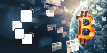 Símbolo de CriptoNoticias grande en blanco, en el espacio, a su derecha un mundo de Bitcoin, con su logo en la superficie, y muchas noticias emergiendo de él en direccion al símbolo de CriptoNoticias