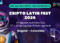 Astronauta femenina con medalla de Bitcoin, en fondo morado con elementos cómo moléculas y el logo de Cripto Latin Fest.