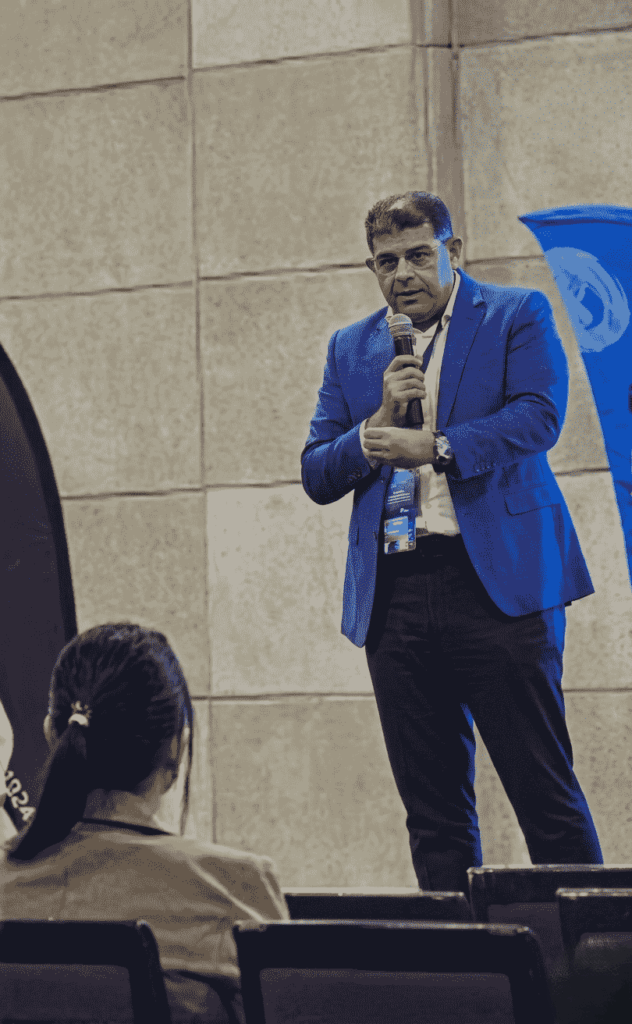 Ernesto Portillo, CEO de CriptoJuris, viste un traje sastre azul marino, sin corbata, proyectando una imagen de autoridad pero accesible y contemporánea.