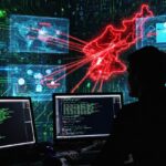 Un hacker operando desde una cueva con computadoras.