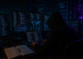 Un hacker operando para atacar sistemas digitales.