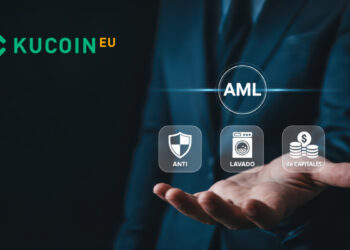 Banner de KucoinEU, presentando sus medidas anti lavado de dinero, y un hombre de traje en el fondo levantando en sus manos íconos de anti lavado de capitales (AML)