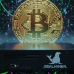 Una ASIC para minar Bitcoin junto a una moneda de BTC.