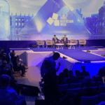 Bitcoiners y entusiastas de las criptomonedas frente al escenario de la Parรญs Blockchain Week 2026.