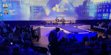 Bitcoiners y entusiastas de las criptomonedas frente al escenario de la París Blockchain Week 2026.