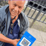 Una persona de El Salvador sostiene en sus manos el método de pago Pay.