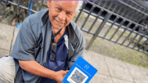 Una persona de El Salvador sostiene en sus manos el mรฉtodo de pago Pay.