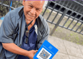 Una persona de El Salvador sostiene en sus manos el método de pago Pay.