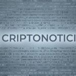 Logo de CriptoNoticias rodeado de cรณdigo informรกtico