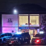 Patrullas con barras de luces frente a una estación de la Policía Civil de Sao Paulo en Brasil.