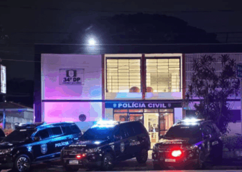 Patrullas con barras de luces frente a una estación de la Policía Civil de Sao Paulo en Brasil.
