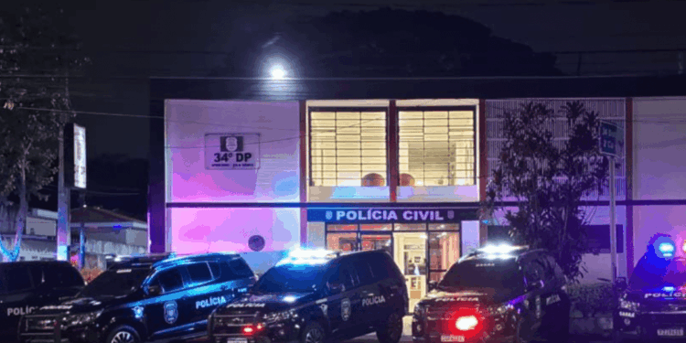 Patrullas con barras de luces frente a una estación de la Policía Civil de Sao Paulo en Brasil.