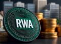 Moneda con las palabras RWA sobre monedas y edificios