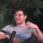 El joven emprendedor venezolano Victor Cárdenas conversa durante un podcast.